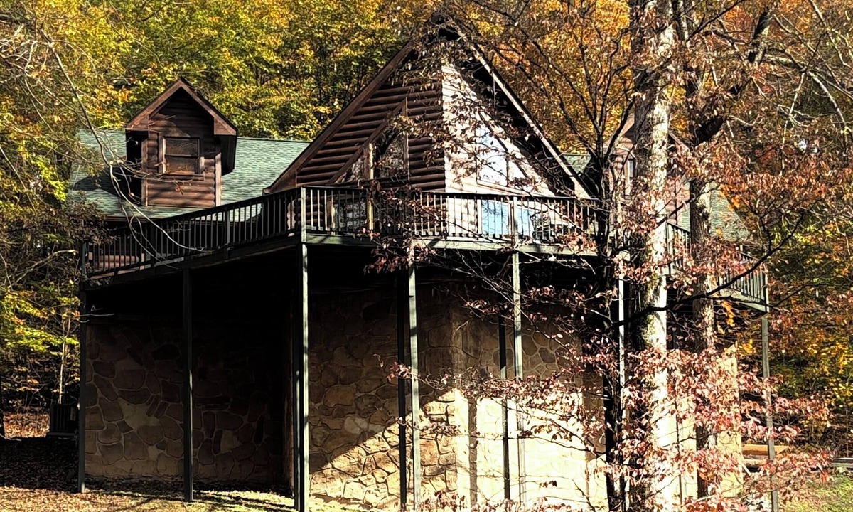 Lancaster Cabin | Cozy 3BR Log Cabin, 5 minutes to Center Hill Marina, Gated Community, Sleeps 10