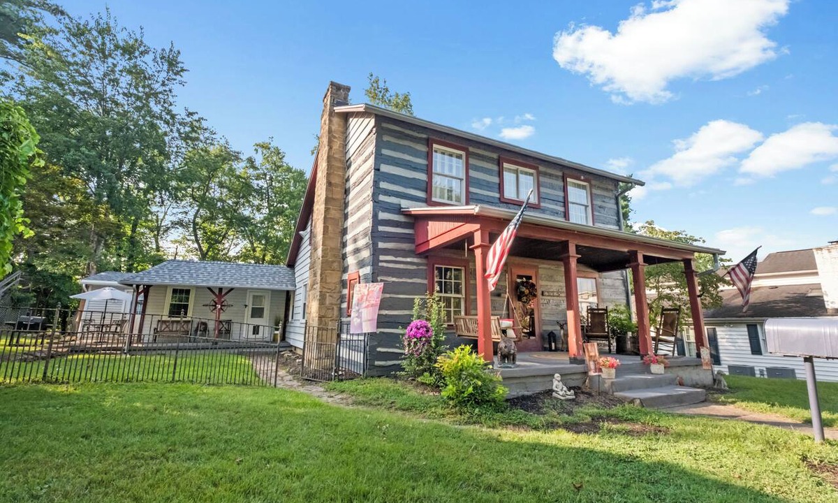 Ashland Cabin | Cozy 4-bedroom cabin in tranquil Ashland with AC, 1880's to Modern Living