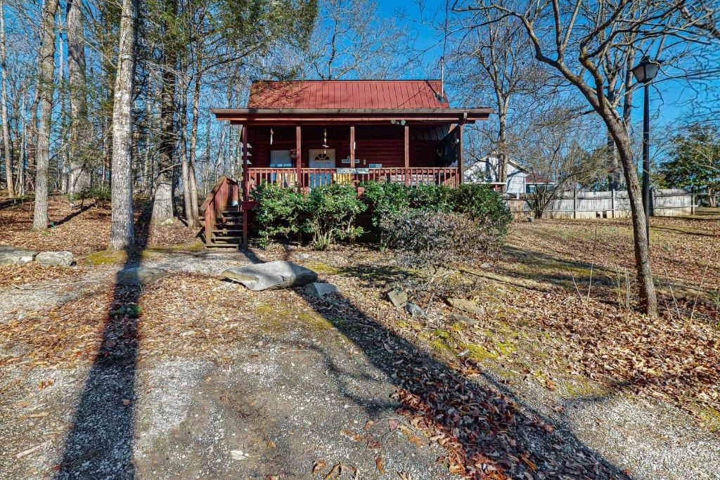 Townsend House | Cozy Cabin Sleep 3 Hot Tub Free Attraction Ticket