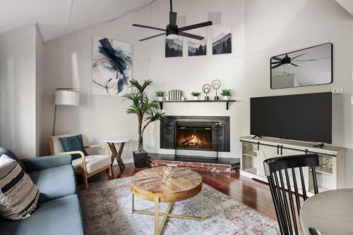 Ridgeway House | Cozy cabin w fireplace & fire pit