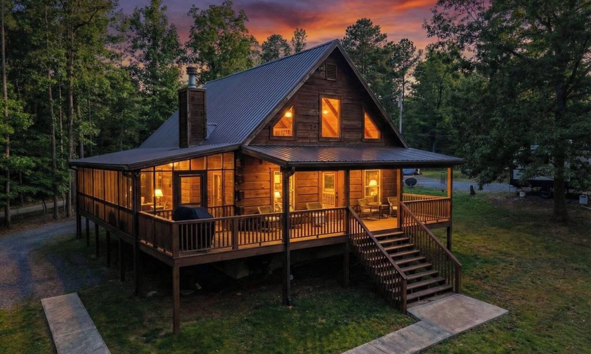 Chickamauga Lake Cabin | Cozy Cabin With Dock, Huge Screen-In Porch, Fire Pit, Fast WiFi and Pet Friendly