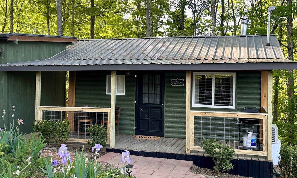 Sevierville Cabin | Cozy cabin with hot tub in Sevierville TN! Welcome to the Little Hideaway!