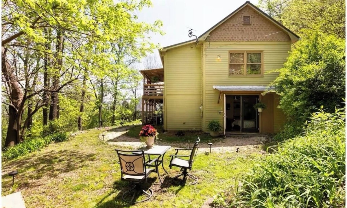 Kenilworth Apartment | Cozy Cave 5 minutes to DOWNTOWN with Garden and Mountain View’s
