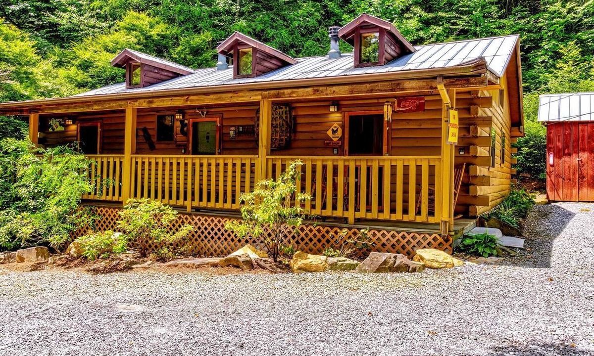 Cherokee Cabin | Cozy Creekside Cabin Rental near Cherokee, North Carolina