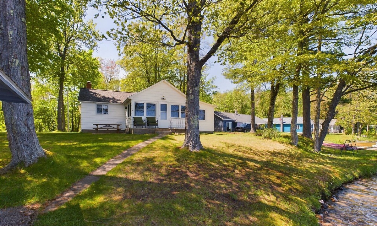 Munising Cabin | Cozy Lakefront Cottage Near Munising & Pictured Rocks