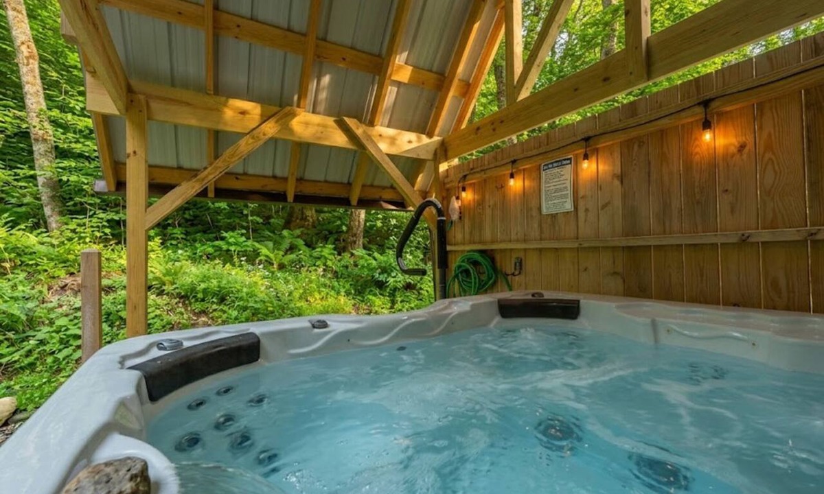Sugar Mountain Cabin | Cozy log cabin just minutes from Sugar Mountain. Warm wood interiors, a covered hot tub perfect for winter nights, and easy access to Banner Elk and Beech Mountain. A welcoming retreat for relaxing, reconnecting, and enjoying the mountains year round