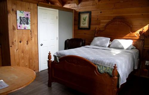 Columbia House | Cozy Log Cabin near Cumberland Lake State Park, Perfect for an Outdoor Adventure