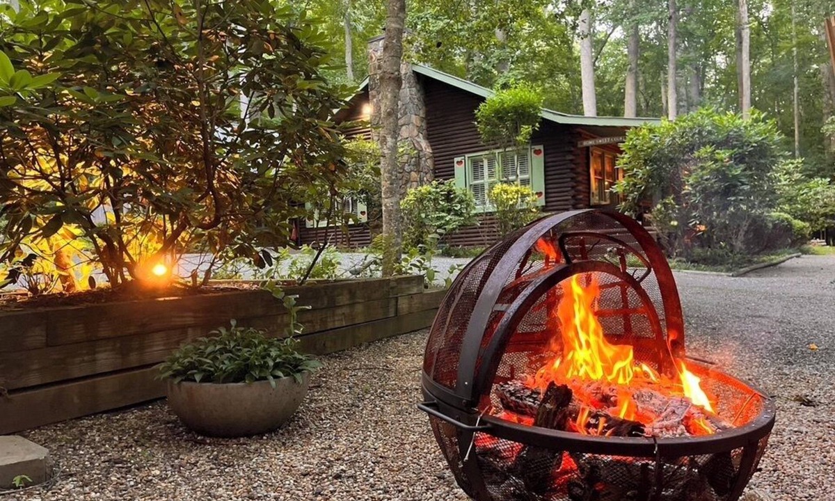 Hiawassee Cabin | Cozy log cabin retreat in the heart of North Ga. Pet Friendly!