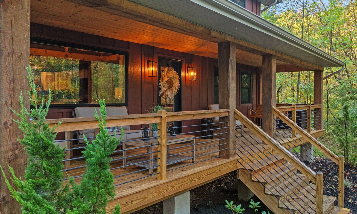 Berkeley Springs Cabin | 🍁 Cozy Luxury Cabin 🏡 Hot Tub ♨️ Fire Pit 🔥 Game Room 🎱 Minutes to Town