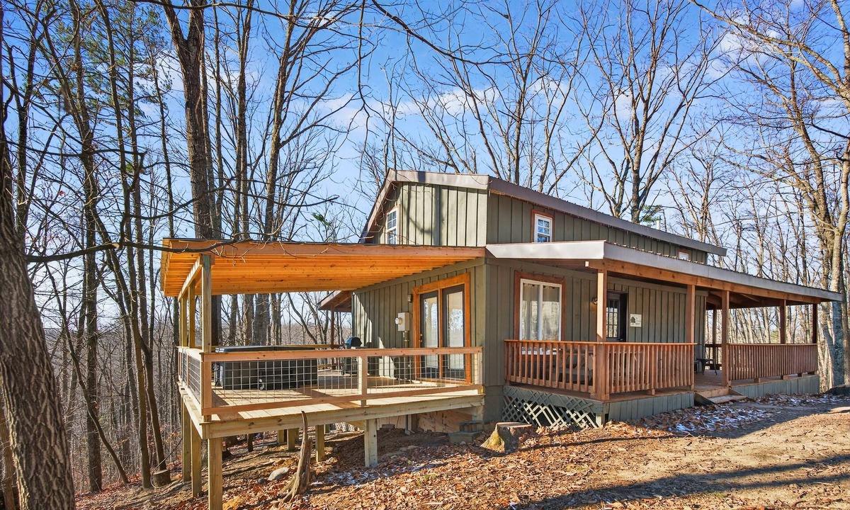 Stanton Cabin | Cozy Oak Hideaway | 3BR Cabin Retreat w/Hot Tub Near Red River Gorge