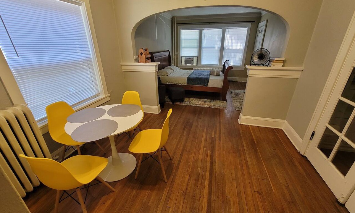 Midway Apartment | Cozy Studio Apt on Green Line by Hamline University and University Of Minnesota!