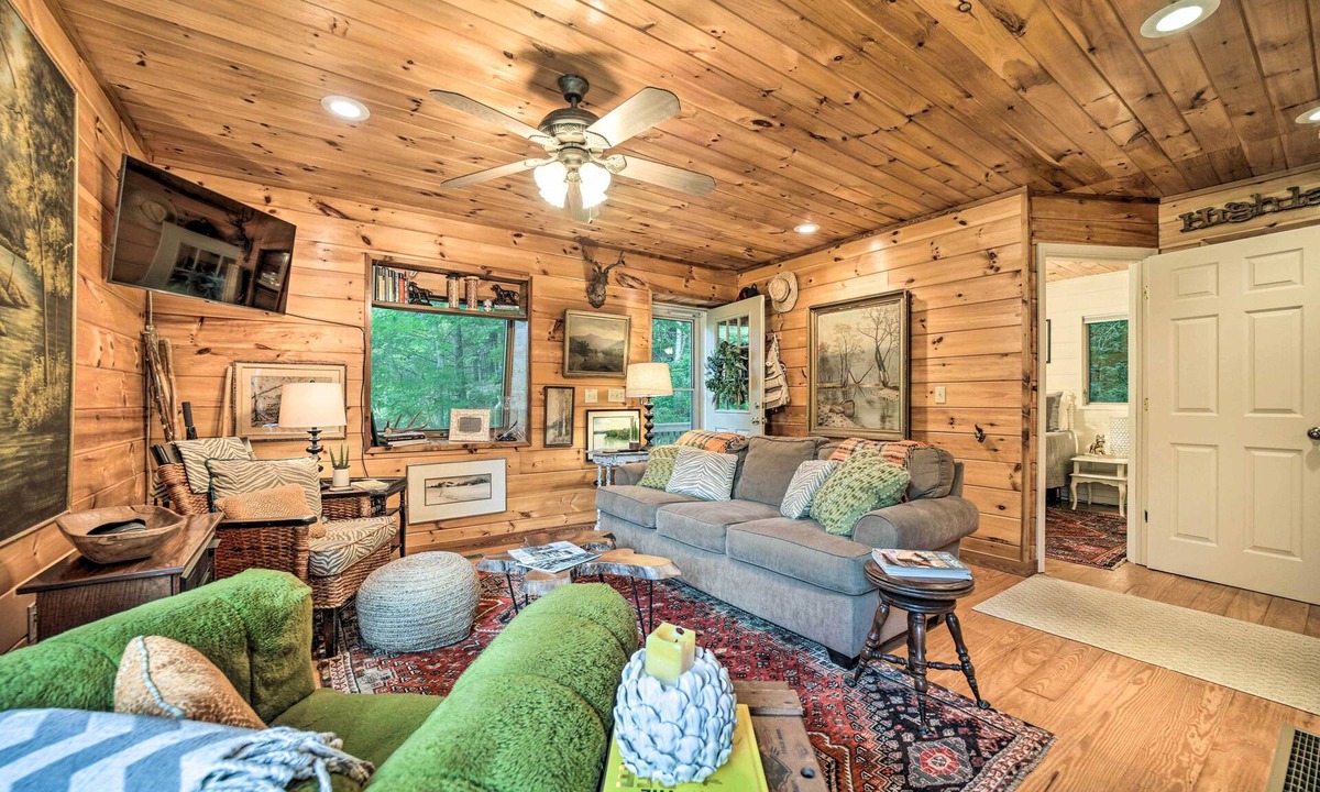 Highlands Cottage | Creekside Cabin: Tubing, Trails & Highlands Charm!