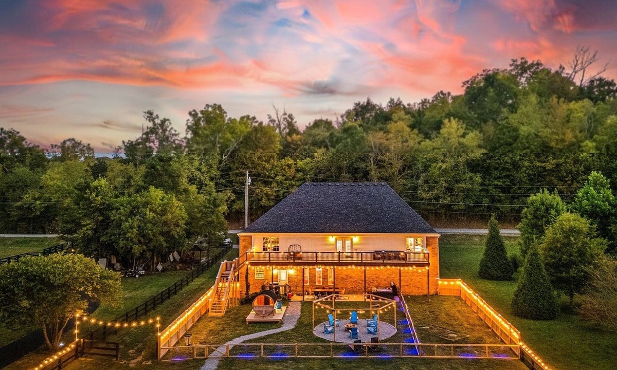 Frankfort House | Creekside Escape Bourbon Trail w/Sauna Firepit Hot Tub Themed Spaces Speakeasy