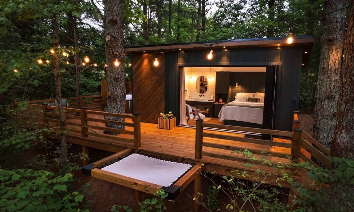 Guntersville Cabin | Cute Elevated Tiny House with Private Hot Tub for Romantic Escapes in Alabama