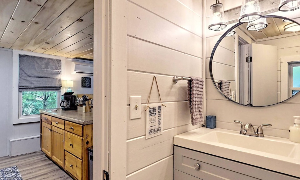 Clayton Cabin | Cute'n Chic 2B/1B Lower Level downtown Clayton GA