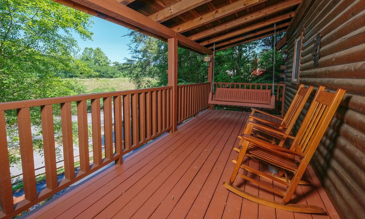Sevierville Cabin | Cutest, comfiest log cabin with great screened in porch!
