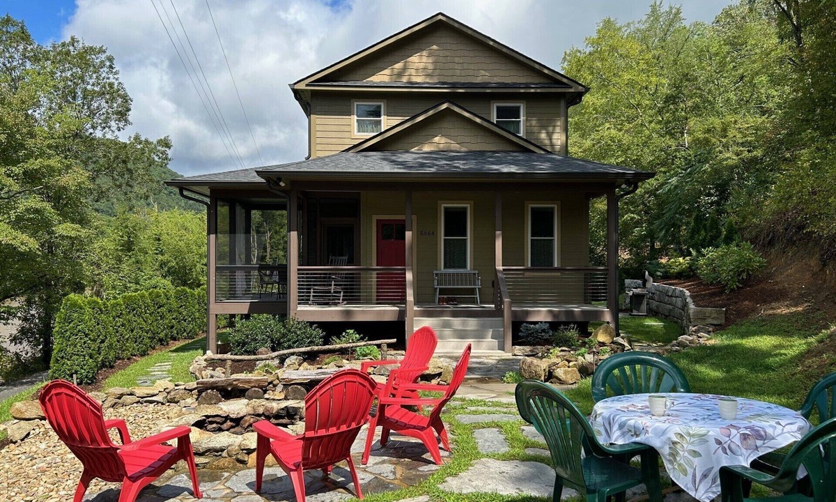 Hot Springs Cottage | Delightful riverview house with screened porches