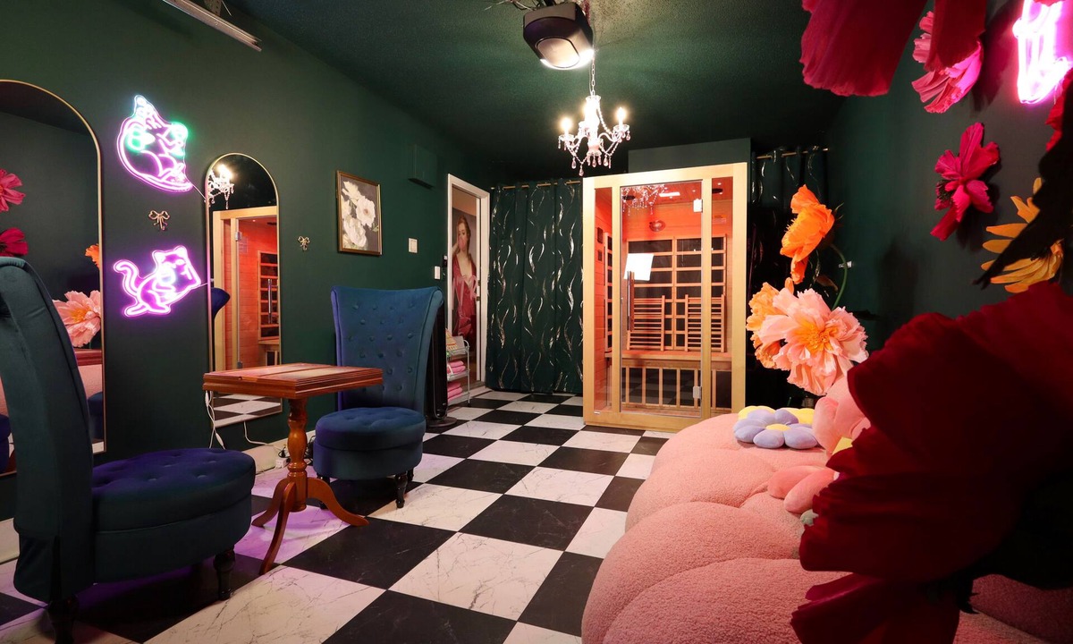 Savannah House | Designer 3-bedroom house: sauna,photo zones, sunroom, fire table,fenced backyard