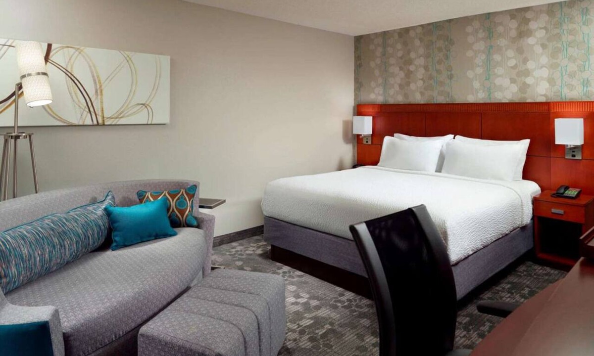 Home Park Hotel | Discover Atlanta Botanical Garden! Pets Allowed, Swimming Pool, Parking!