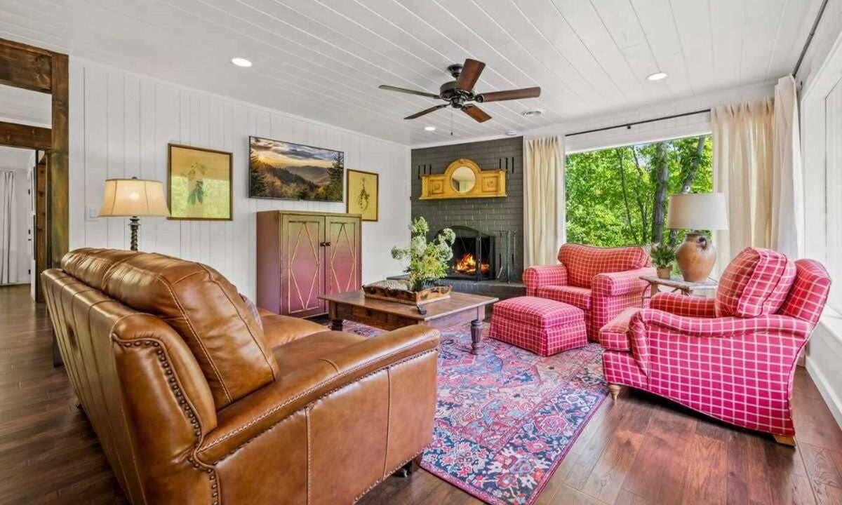 Chalet Village Cabin | Dogwood Cottage: HotTub 2 King Beds DogFriendly