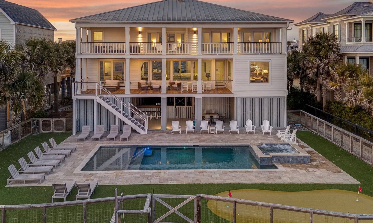 Isle of Palms House | 🐬'Dolphin Manor' ~ OCEAN FRONT, PRIVATE POOL, HOT TUB, PUTTING GREEN ⛳️!