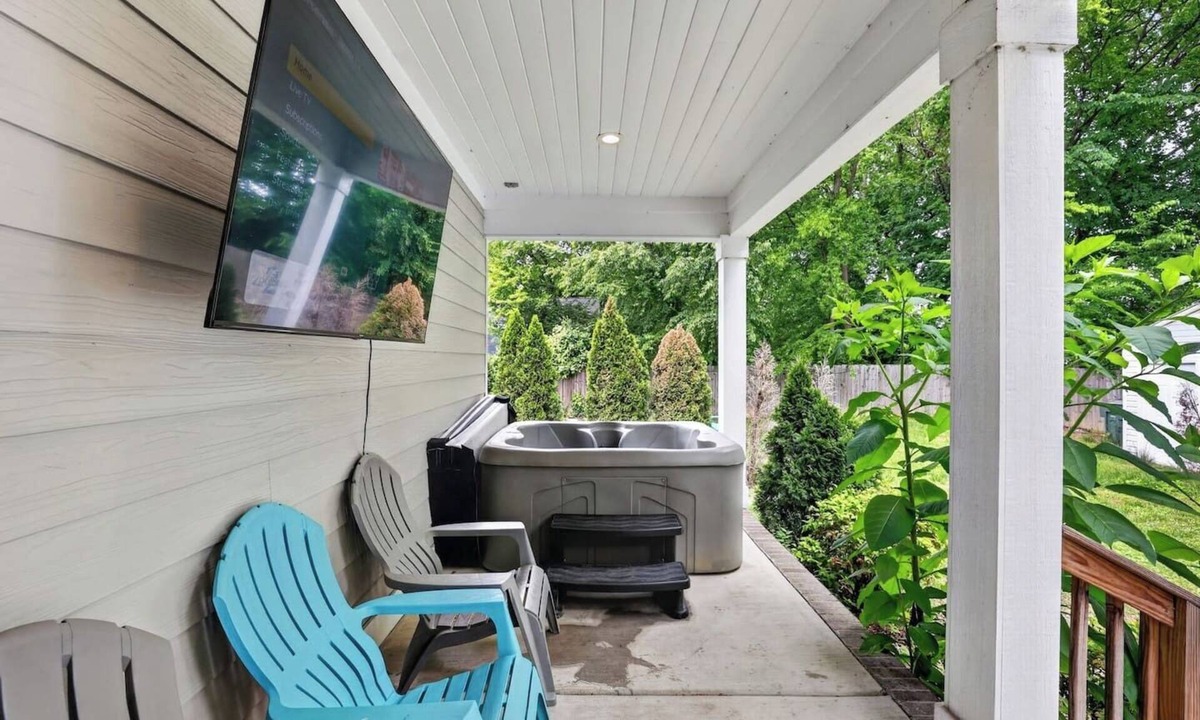 Chattanooga House | Downtown Chattanooga Retreat | Hot Tub + Pool Table | Sleeps 10 | Pet-Friendly