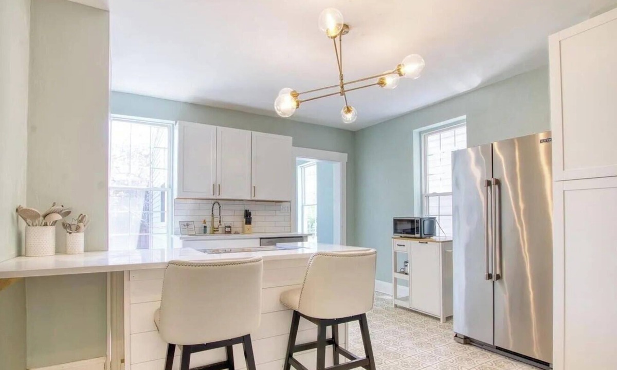 Hamilton House | Downtown Hamilton Retreat - Walk to Dining + Sleeps 5+