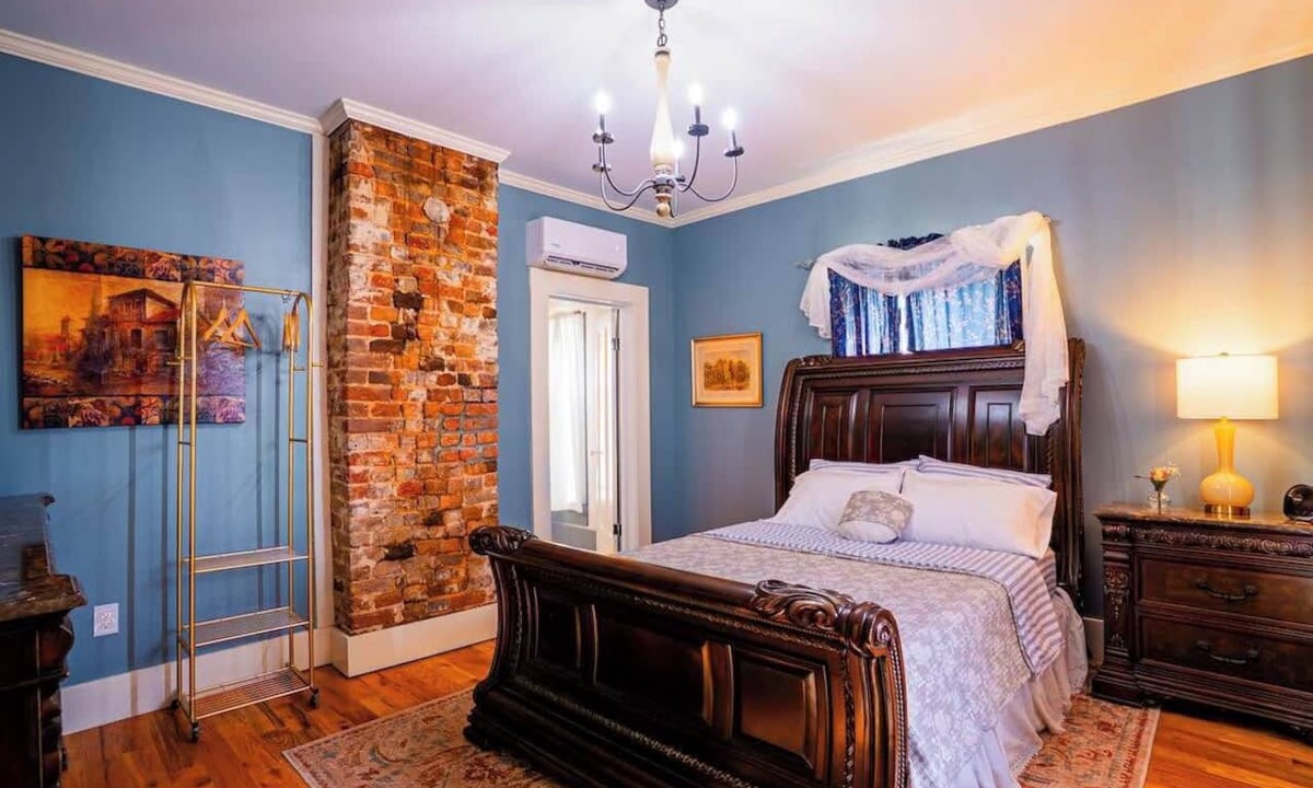 Maryville House | Downtown Maryville Luxury Room Private Ensuite