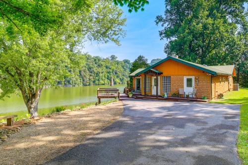 Piney Flats House | 'Duck and Bug's Cabin' on Boone Lake w/Boat Dock!