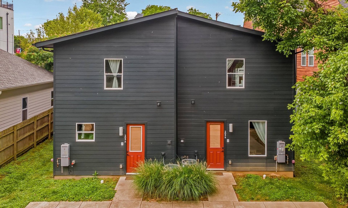 Maxwell House | East Nash Luxe Retreat | Cowboy Pool + Hot Tub | 7 Min to Broadway