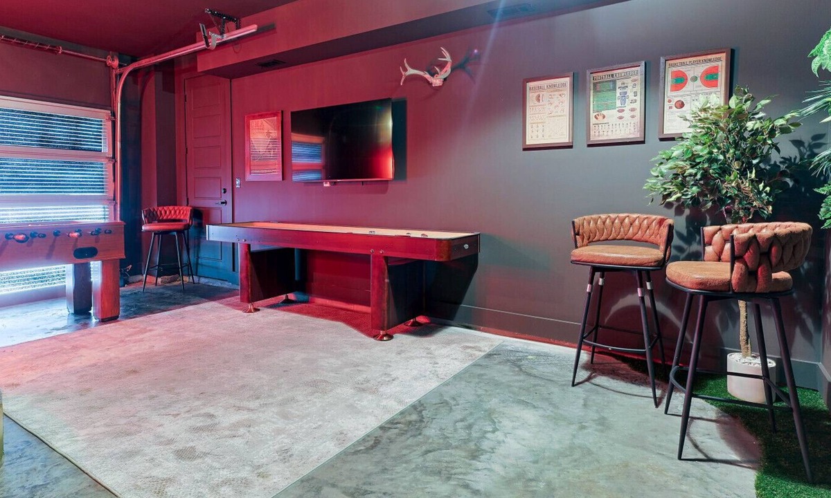 East Nashville Villa | East Nashville Luxe Townhome | 3 King Beds | Walk to Nissan Stadium | Game Lounge & Free Parking