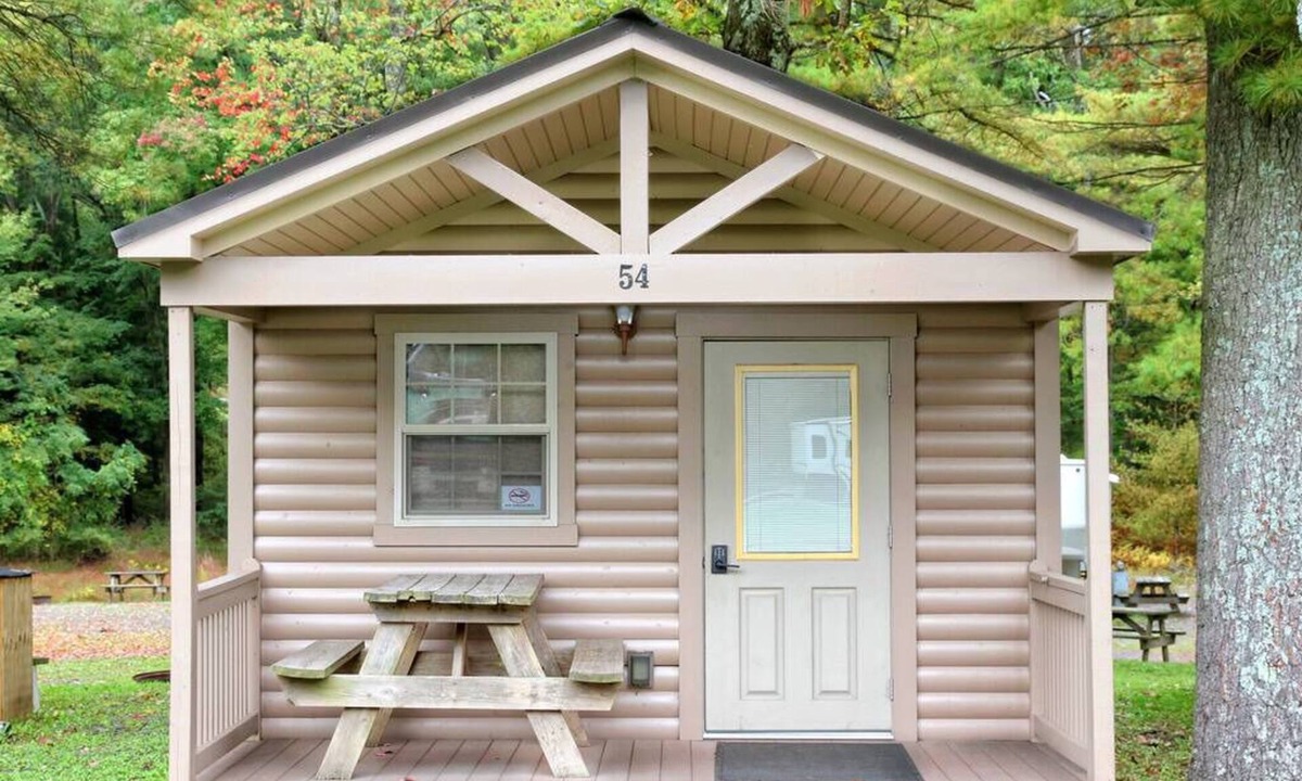 Centre Hall Cabin | Efficiency Cabin 44