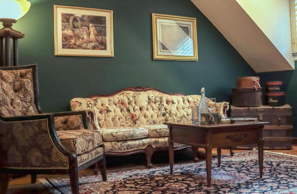 Candler Bed & Breakfast | Engadine Inn and Cabins