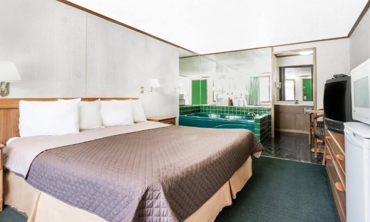 Summit House | Enjoy Your Stay at Knights Inn Ashland! Pool, Picnic Area, Parking, WiFi