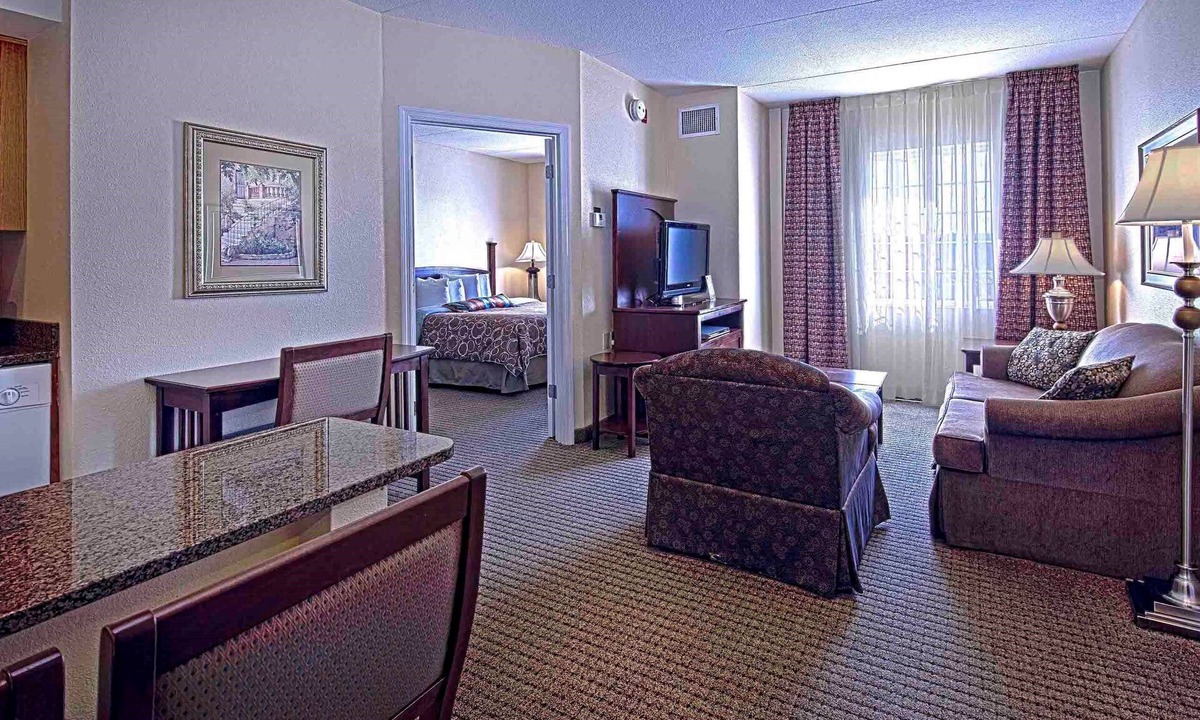 Graysville Condo | Equipped Suite Near Hamilton Place Mall | Indoor Pool + Gym Access