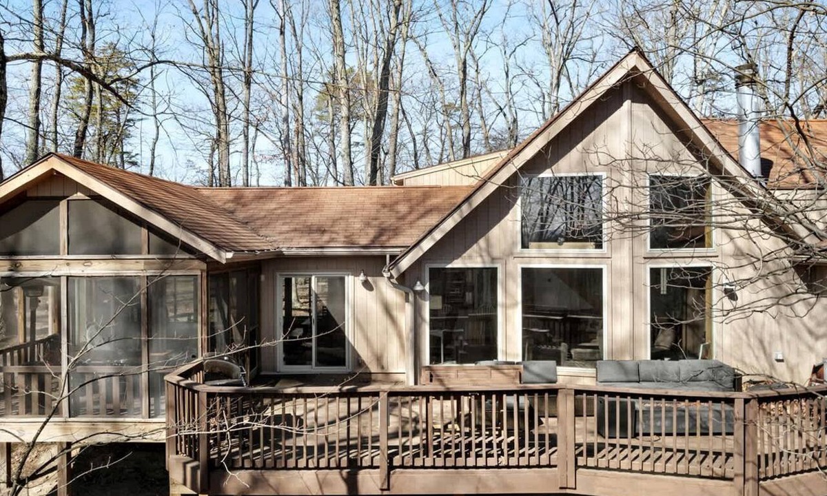 The Woods Cabin | Exquisite Mountain Cabin Retreat near Cacapon River in West Virginia