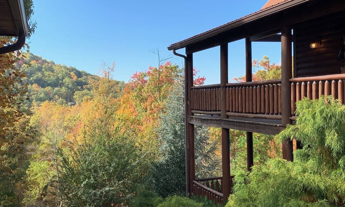 Smoky Mountains Cabin | Fall Colors/Ping Pong/Shuffleboard/Sunsets/Fireplaces/Hot Tub/Pool/Fish Access