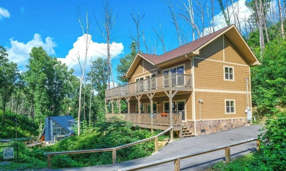 Chalet Village North Cabin | Fall Sale! Minutes to Gatlinburg-Hot Tub-Arcade-Air Hockey-Sleeps 6