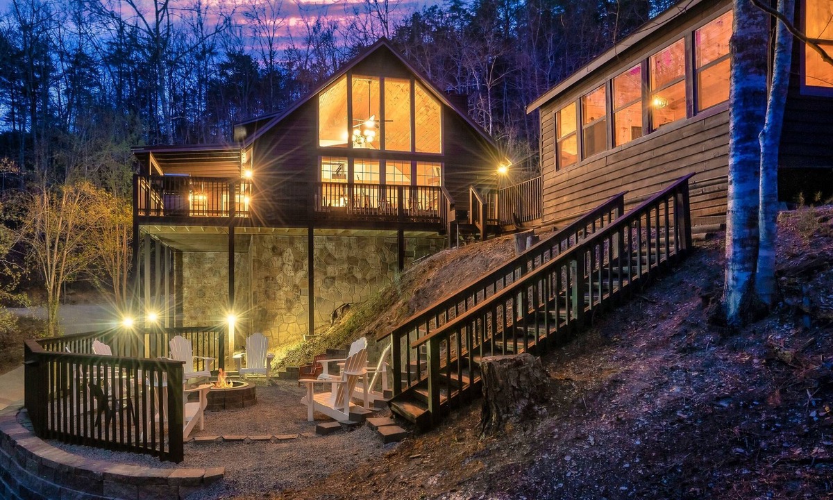 Gatlinburg - Pigeon Forge Cabin | FAMILY FRIENDLY 6-BED CABIN: HOT TUB, FIRE PIT & GAME HOUSE