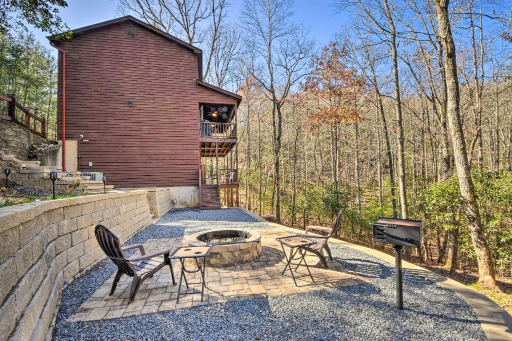 Blairsville House | Family-Friendly Cabin ~ 1 Mile to Hike & Swim!