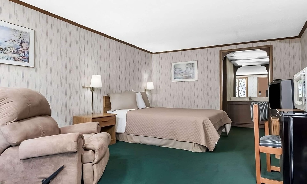 Summit Hotel | Family Fun! Pool, Picnic Area, Near Shops & Dining
