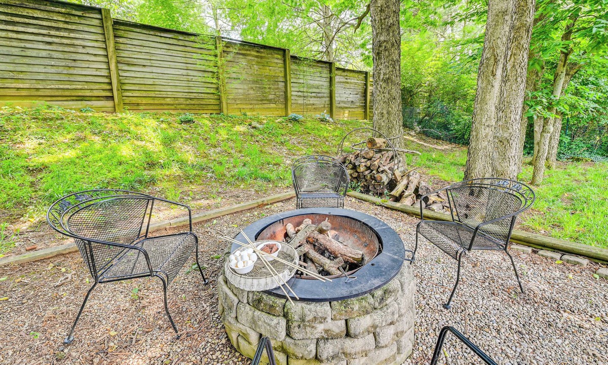 Lexington House | Family Home w/Ping-Pong & Fire Pit in Lexington