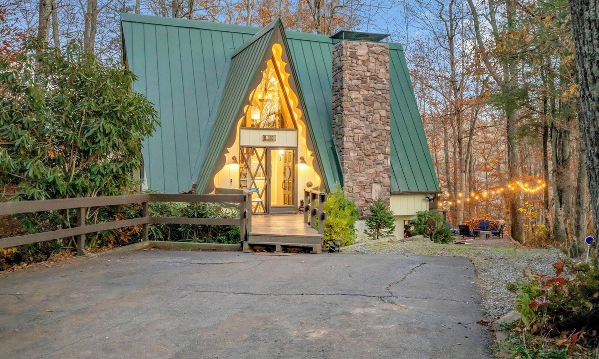 Newland Cabin | Family, Kid, and Dog Focused A Frame with Resort Access near BRP