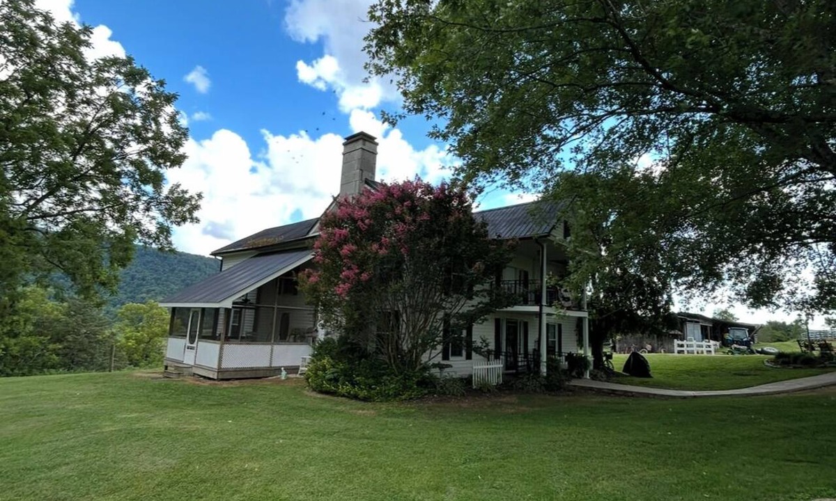 Thorn Hill House | Farmhouse with a country Charm!