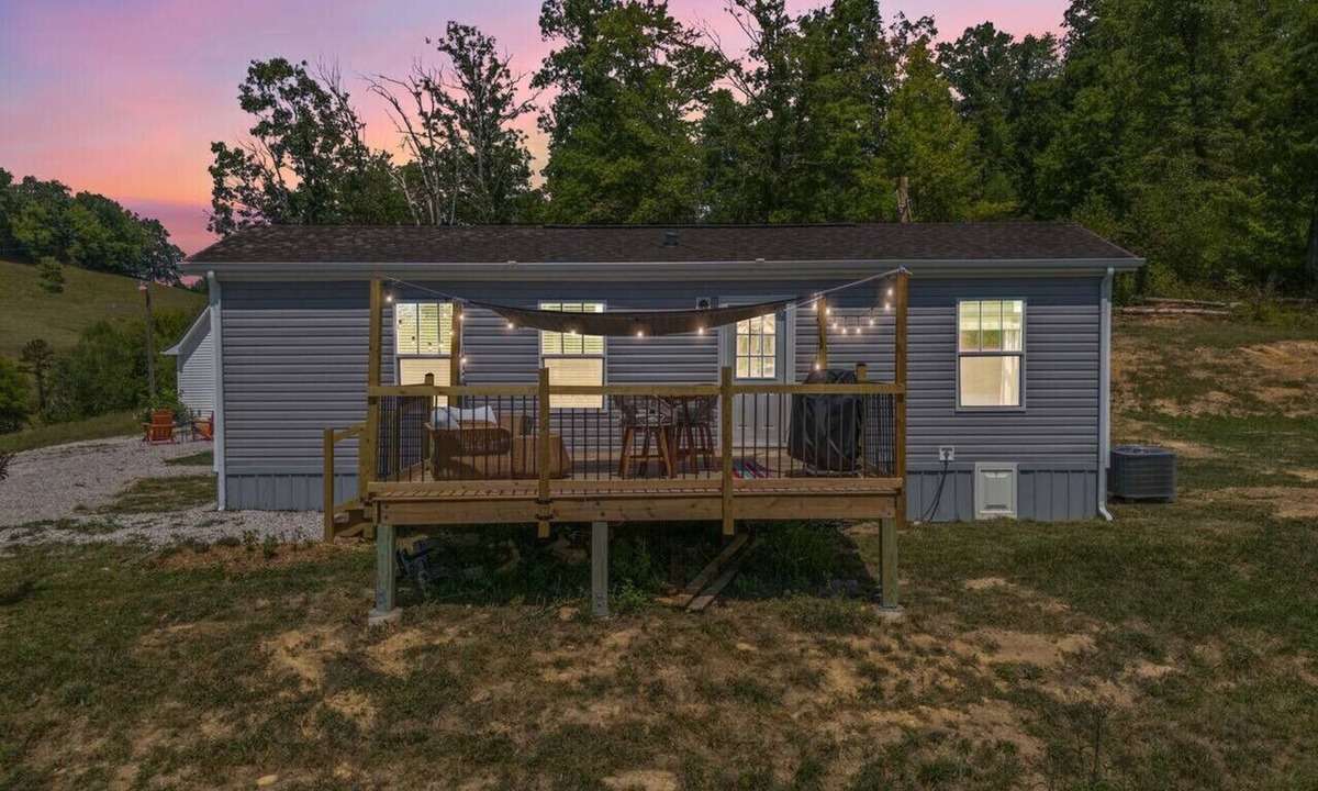 Hazel Green Cottage | FarmView- Private on 20 acres, Pond, Gas Grill, Firepit, WiFi