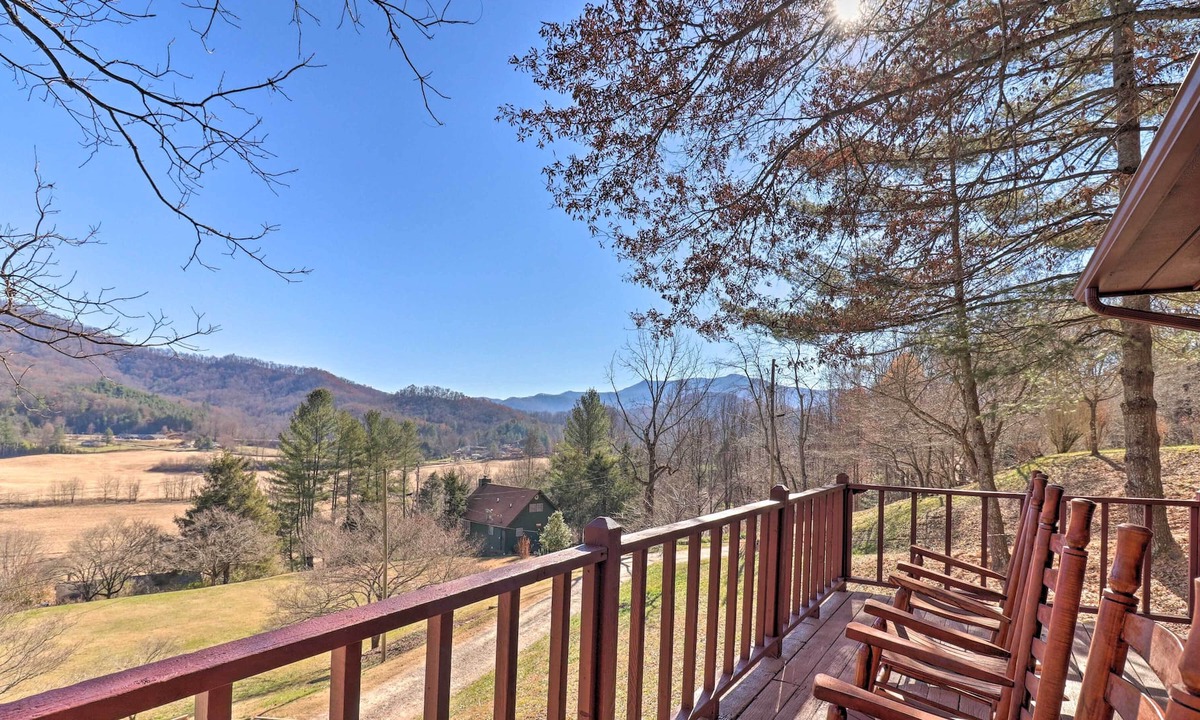 Franklin Cabin | Franklin Family Home w/ 2 Decks & Fire Pit!