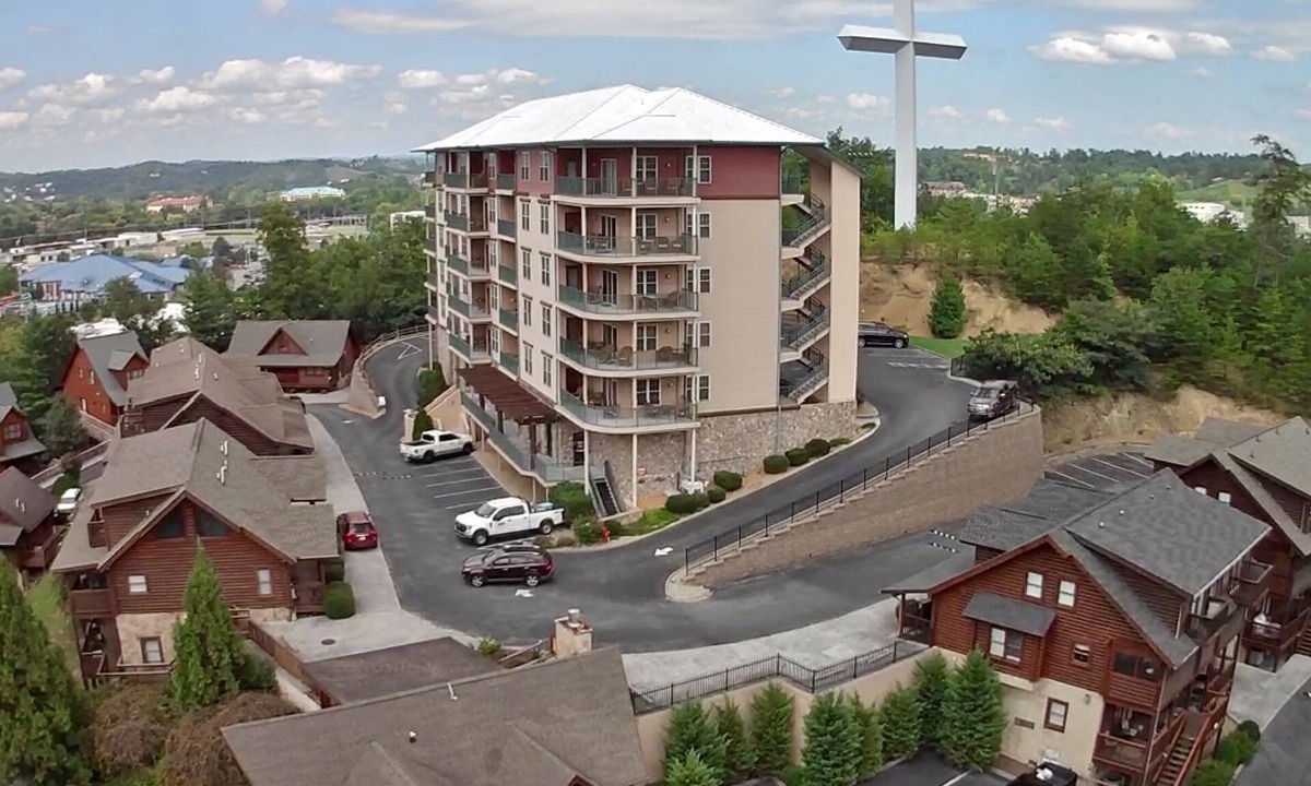 Pigeon Forge Condo | FREE Dollywood Ticket Big Bear Lodge 5005 REMODELED 2bd/2ba Pools View