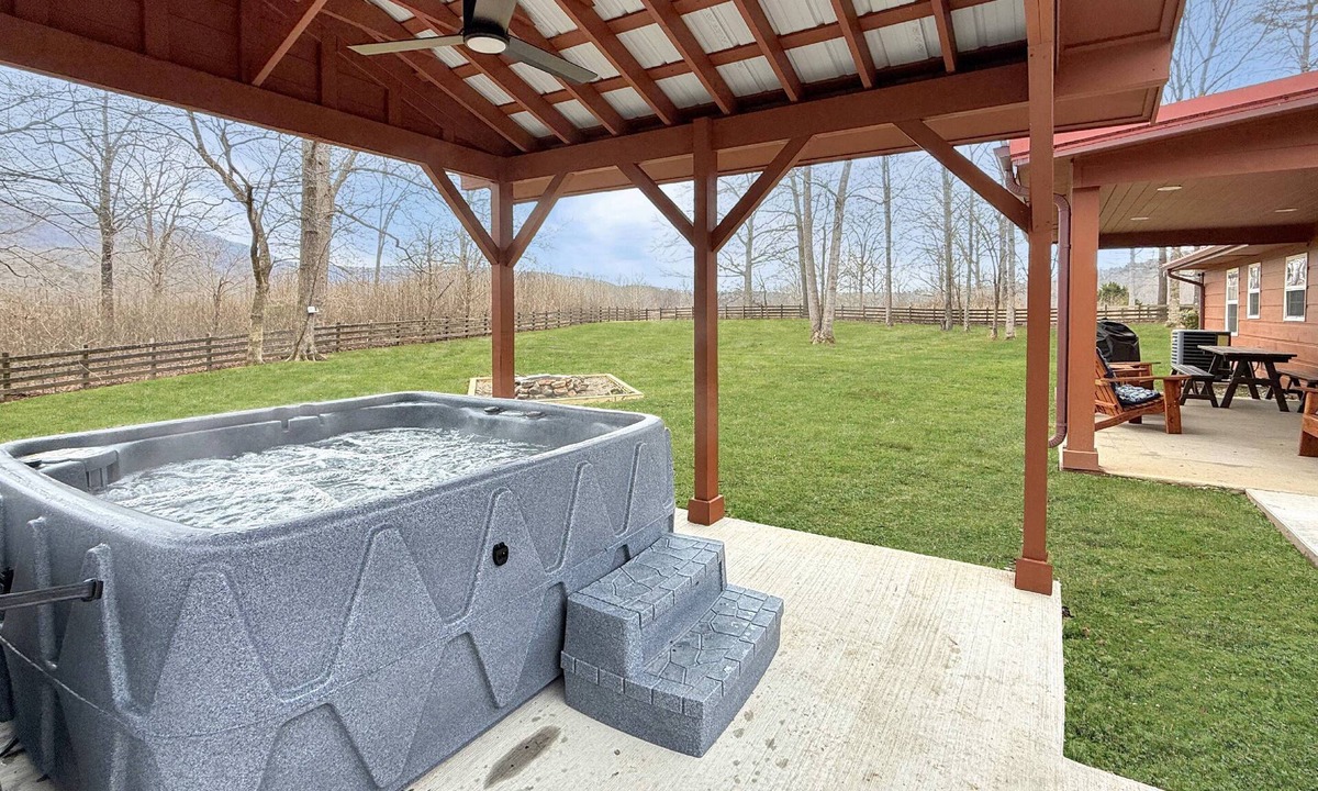 Rising Fawn Cabin | Free Ruby Falls Ticket & More -Hot tub-3 acres-5 min walk to lake fishing-15 min Cloudland Canyon