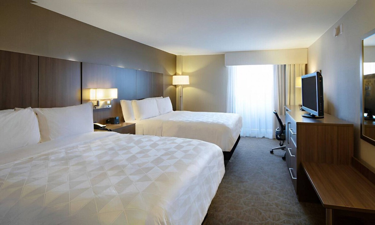 West End House | Fun-Filled Getaway for Family near Attractions