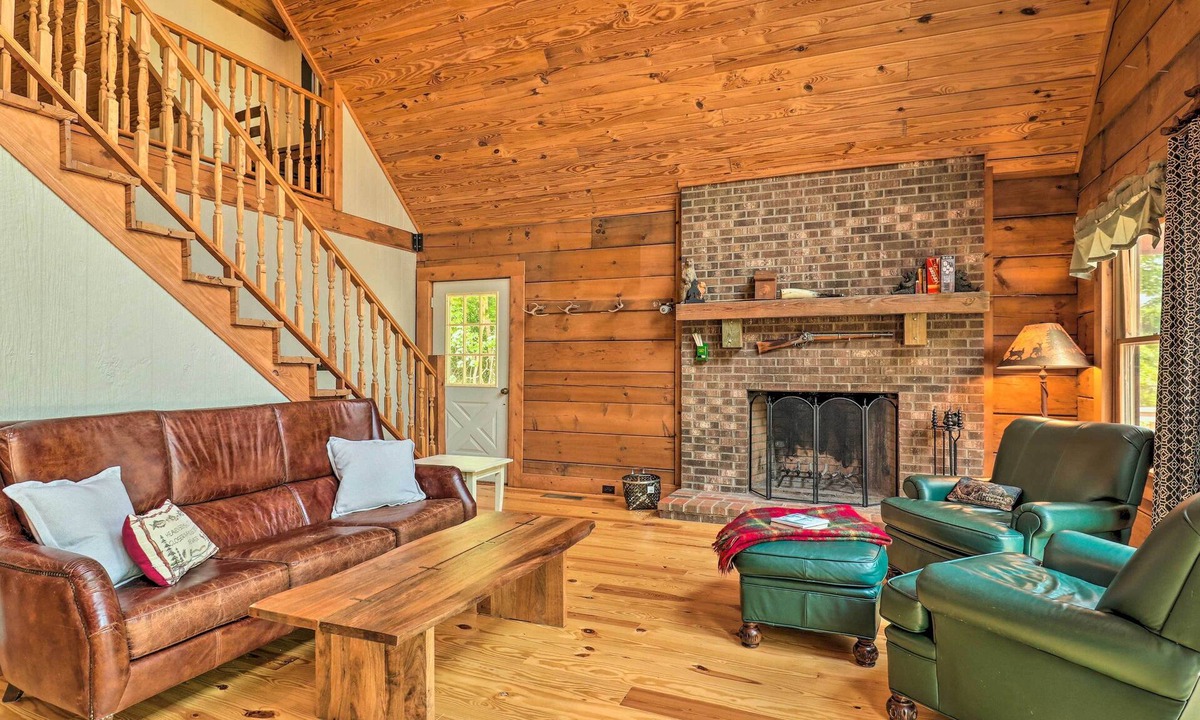Lynn Cabin | Game Room! Lakefront Family Cabin in Landrum